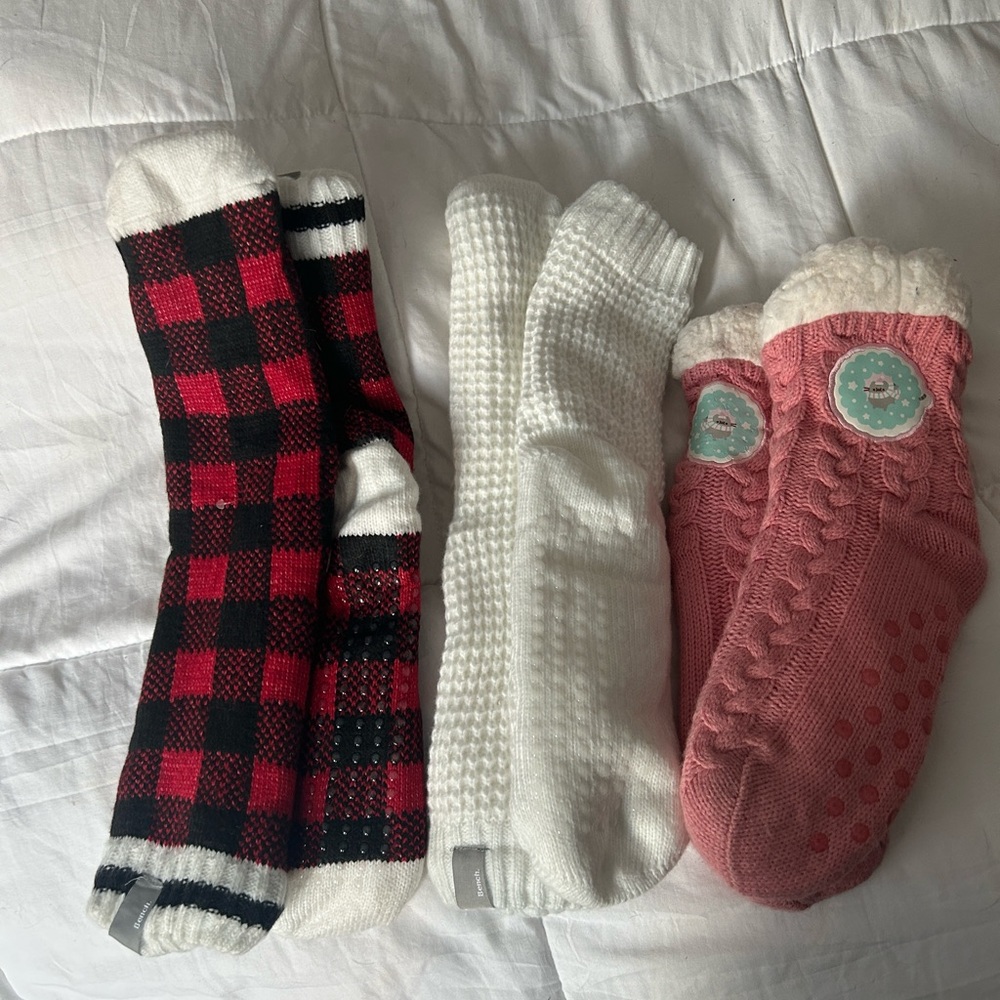 Three pack cozy socks: one exclusive pusheen, two bench